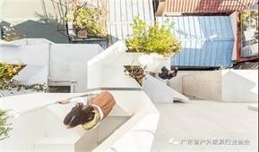 A house that blurs the limits of the interior and exterior